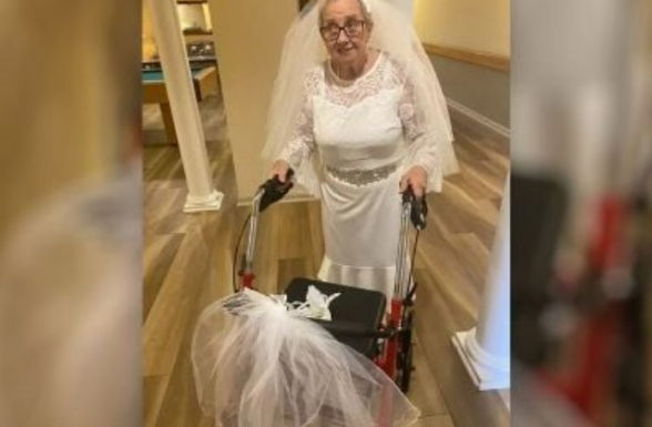 77-ամյա թոշակառուն ամուսնացել է ինքն իր հետ՝ իր երազանքի հարսանեկան զգեստը կրելու համար